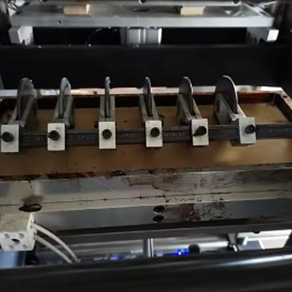 Устройство для приклеивания днища